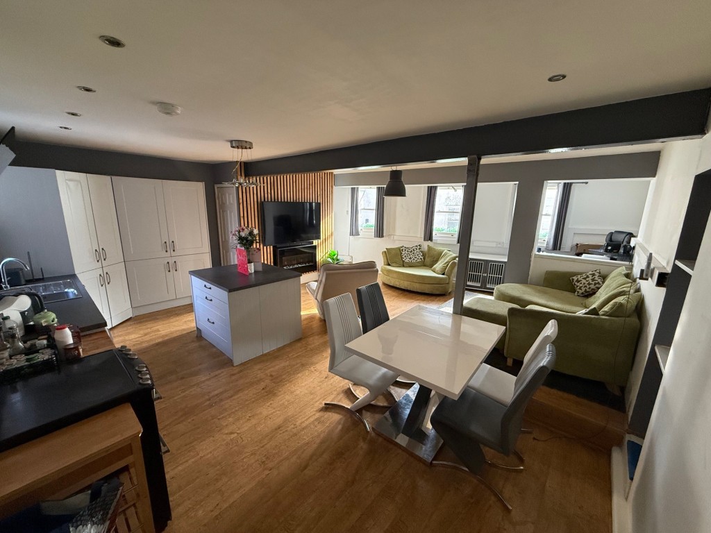 Lot: 102 - THREE STOREY TOWN CENTRE BUILDING - Upstairs kitchen and living room